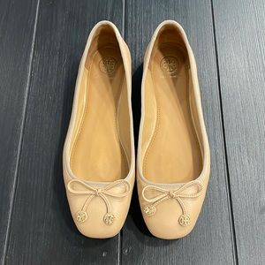Beige Tory Burch Laila drivers size 8